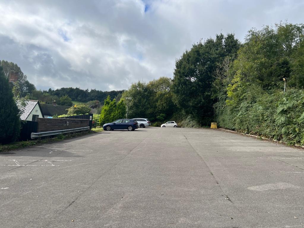 Lot: 119 - PUBLIC HOUSE ON SUBSTANTIAL PLOT - Car park to the rear